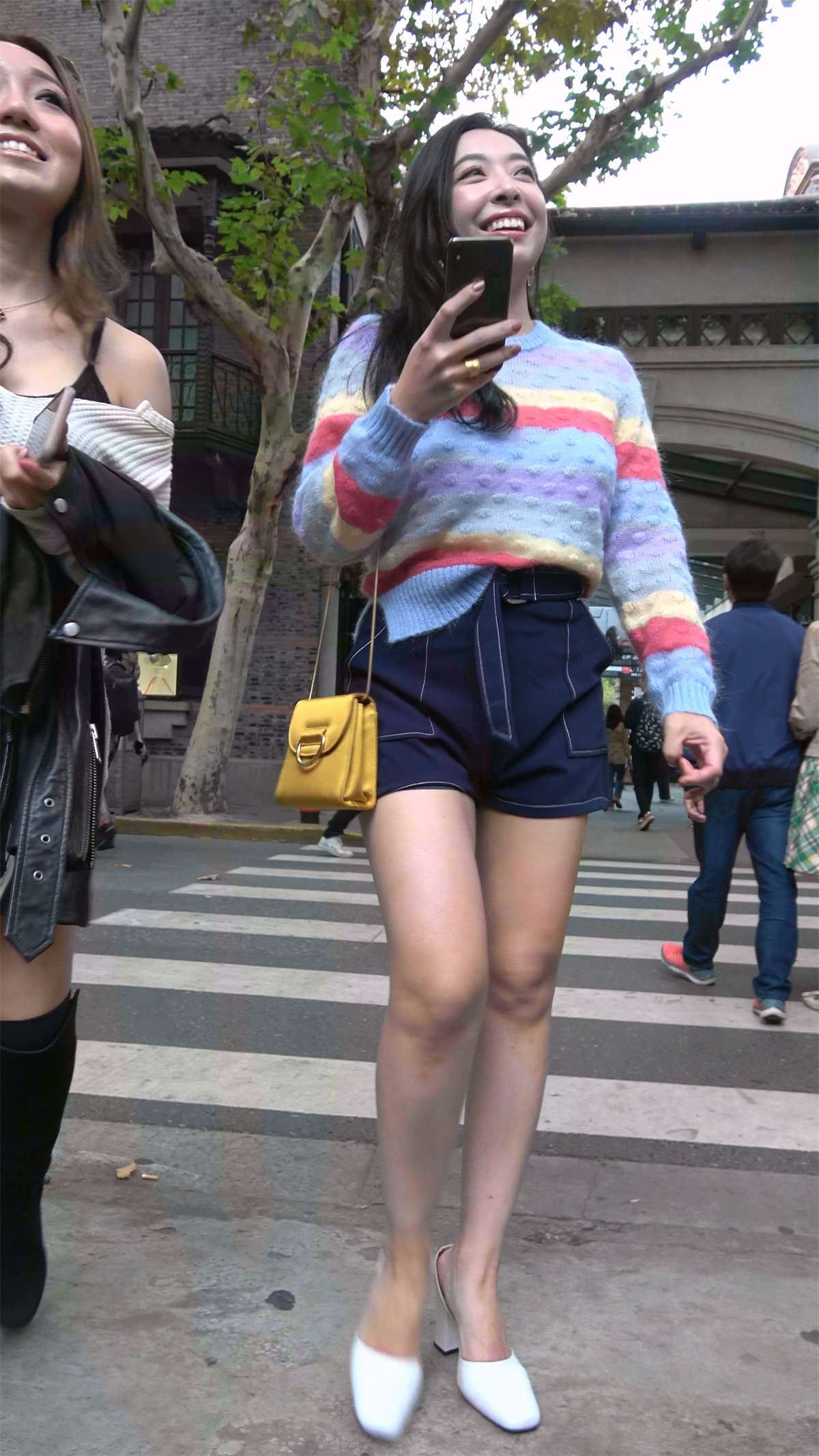 姐妹俩聊什么笑得这么开心