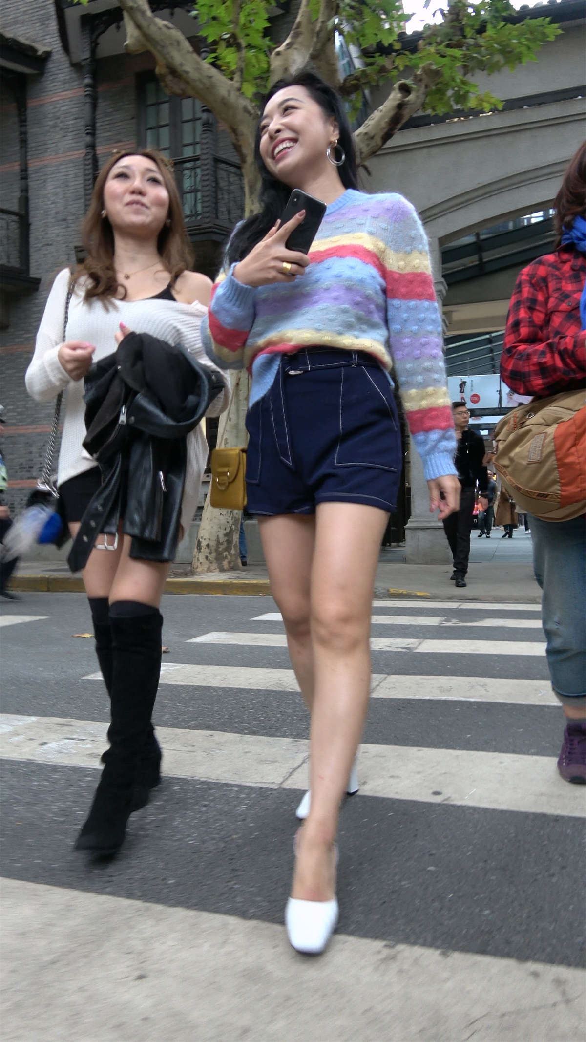 姐妹俩聊什么笑得这么开心