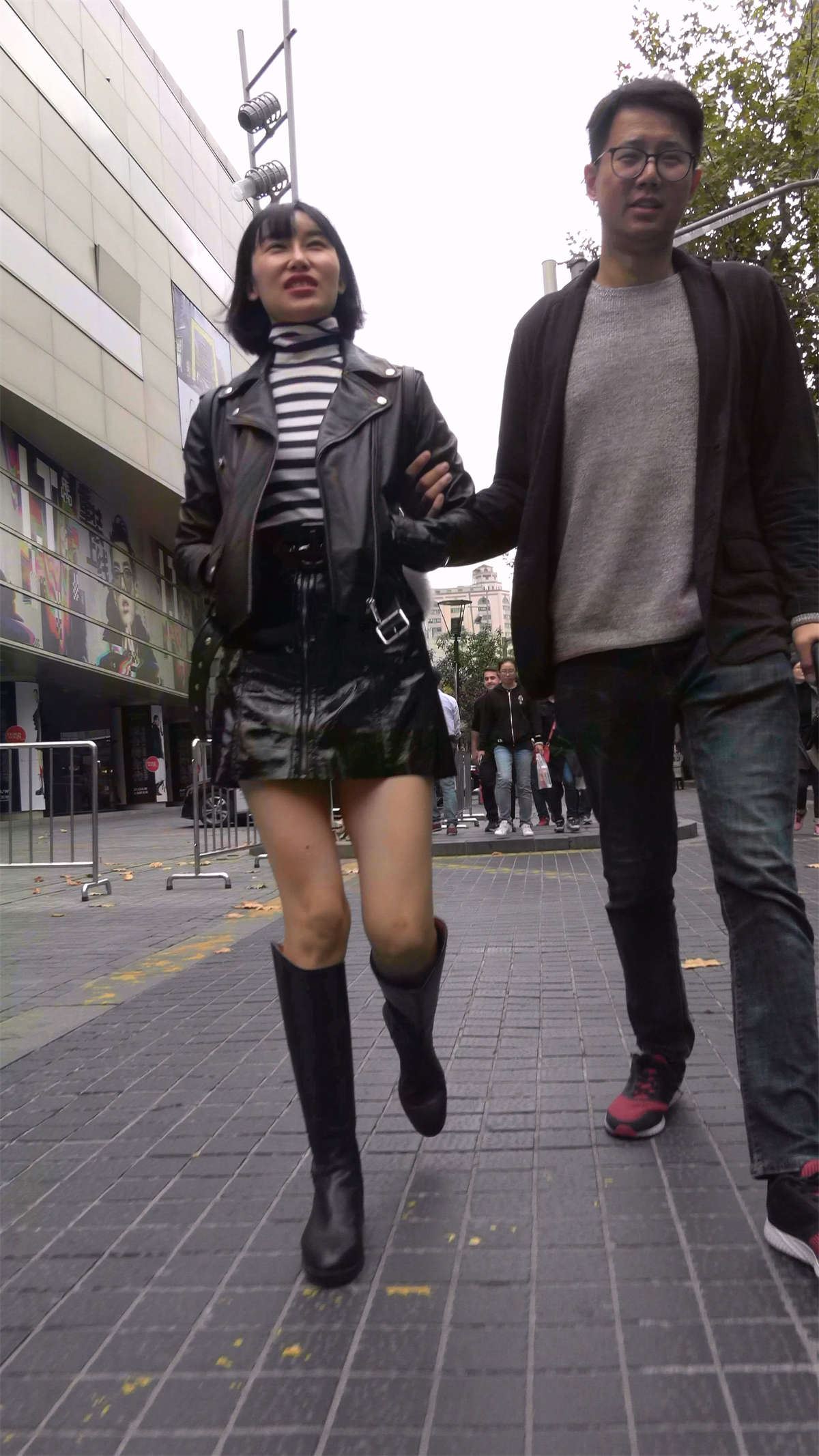 皮短裙长靴短发姑娘