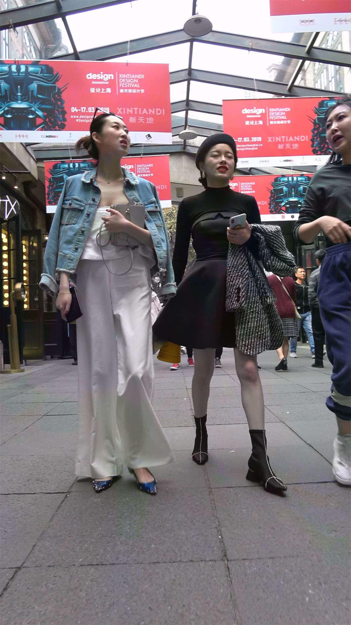一身打扮都是黑色的美腿姑娘