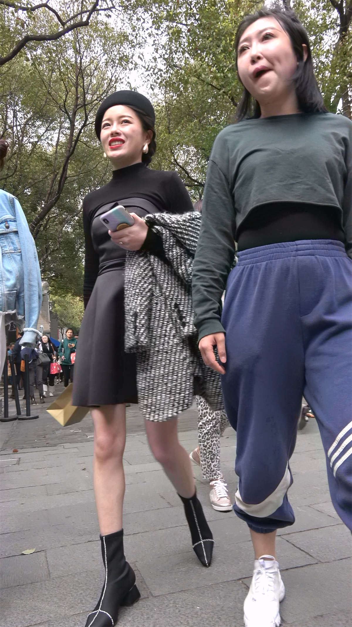 一身打扮都是黑色的美腿姑娘