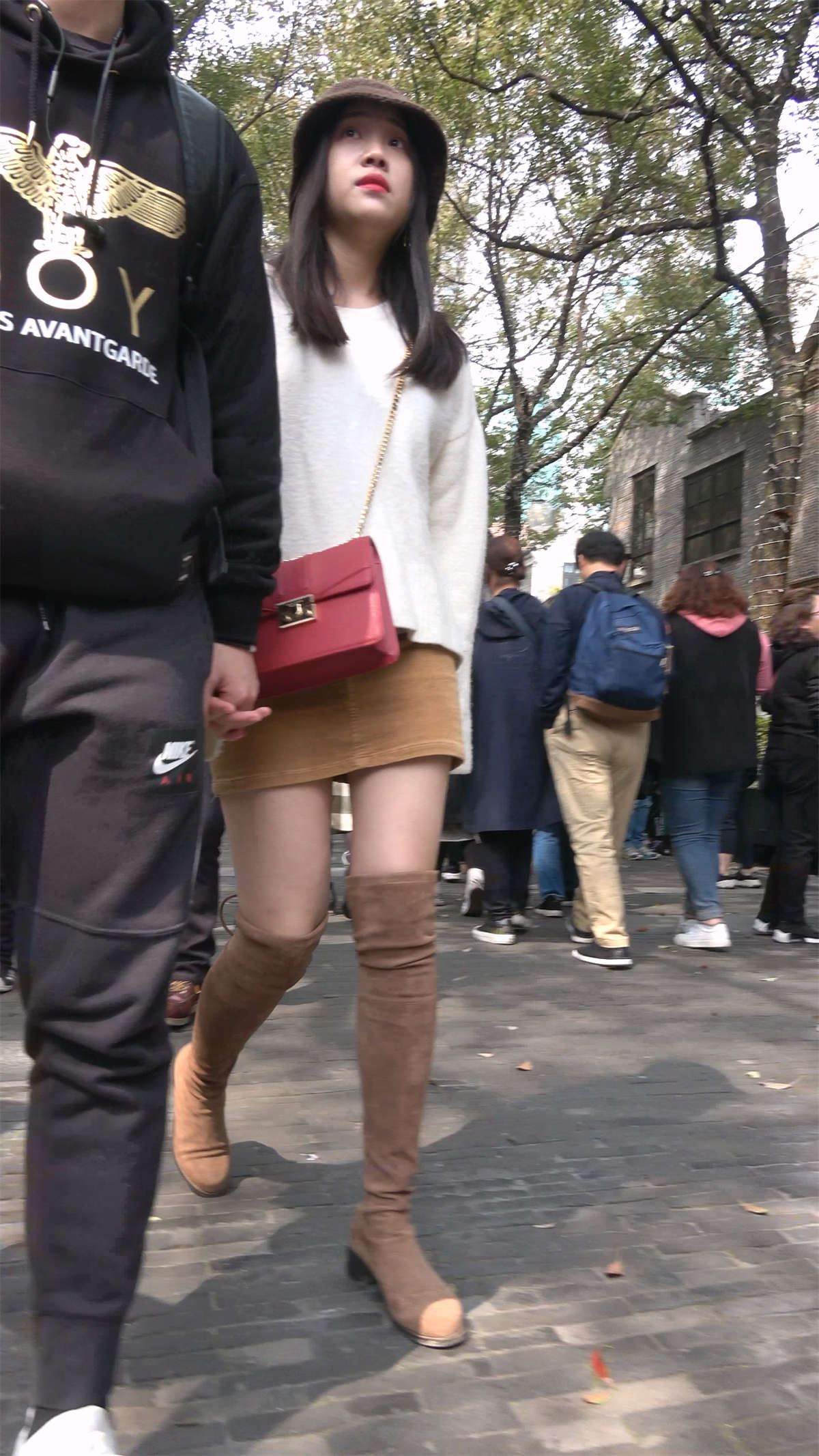 丝袜美腿长靴短裙甜美妹子