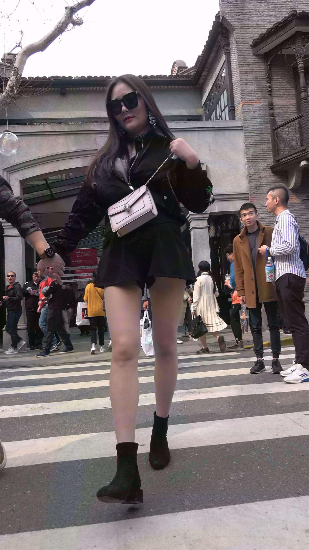 丝袜大长腿性感墨镜女