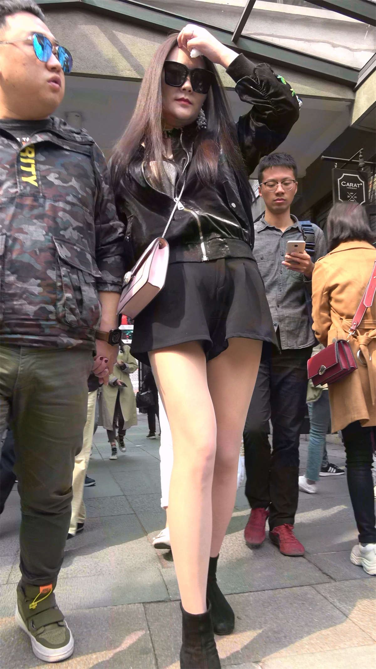 丝袜大长腿性感墨镜女