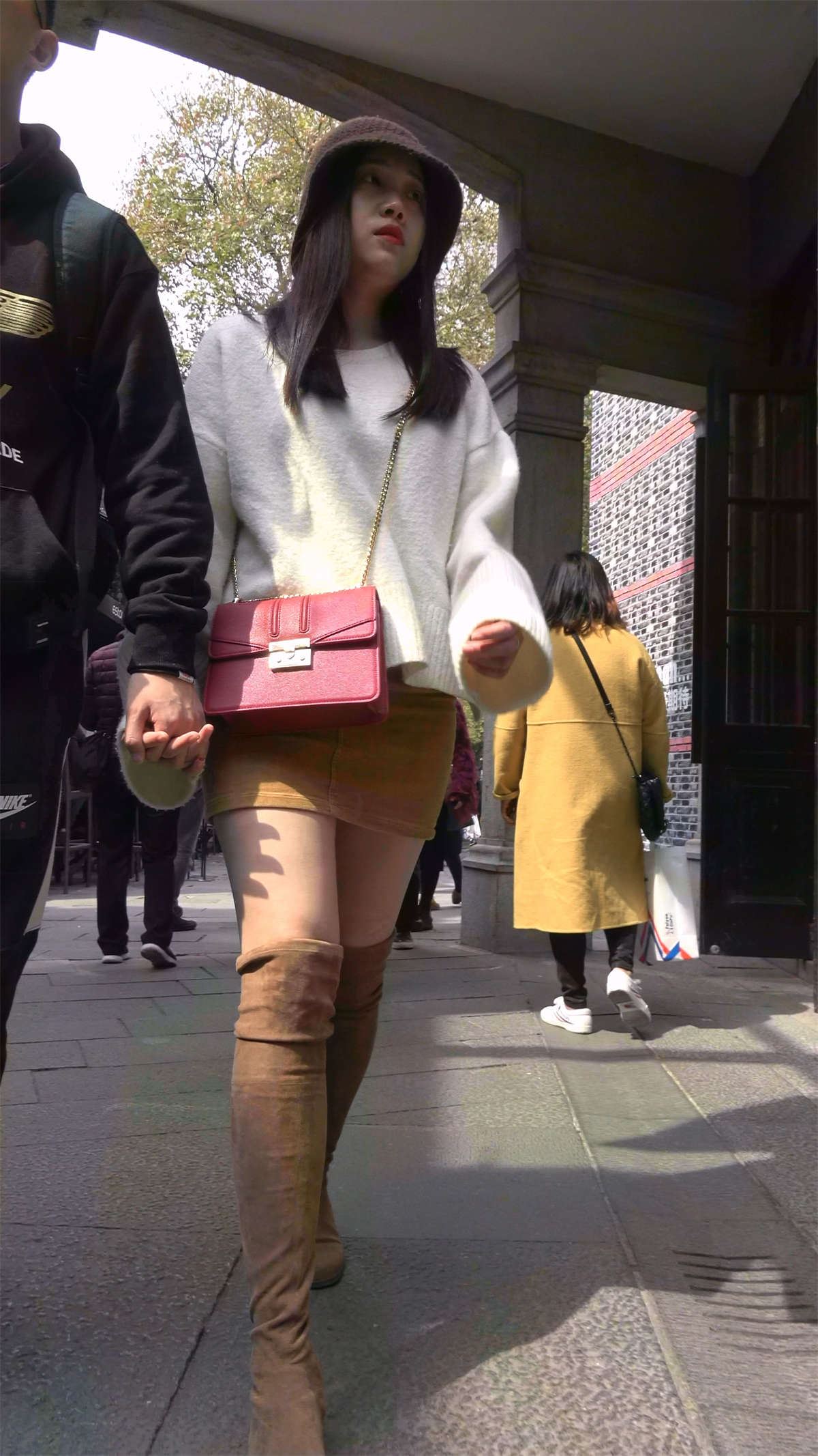 丝袜美腿长靴短裙甜美妹子