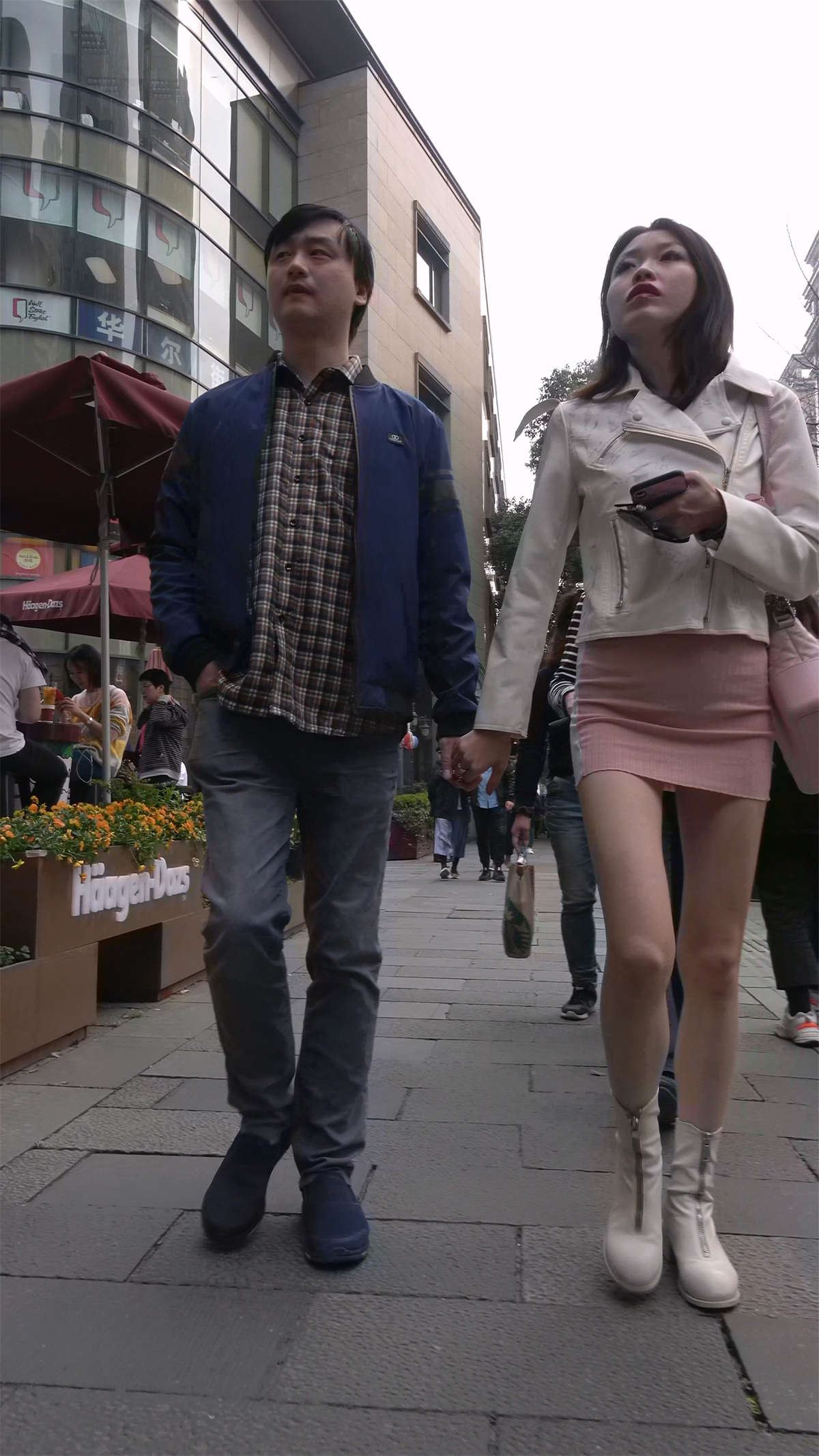 粉色短裙丝袜气质美女