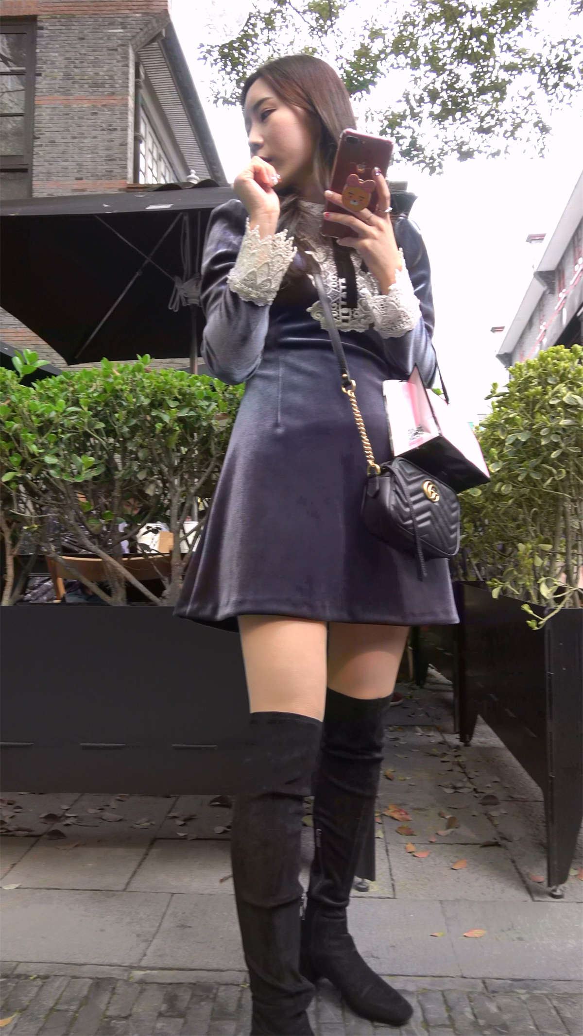 深色连衣裙美腿姑娘一直在自拍
