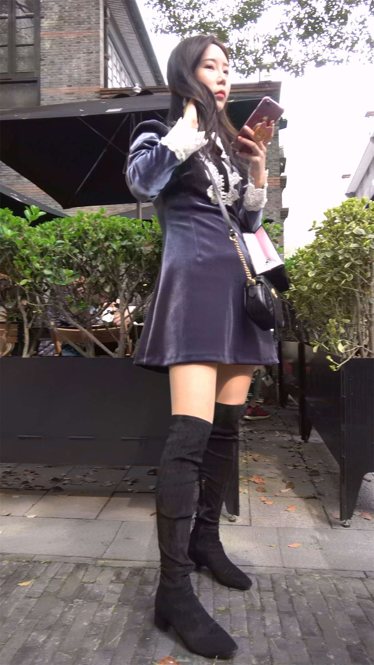 深色连衣裙美腿姑娘一直在自拍