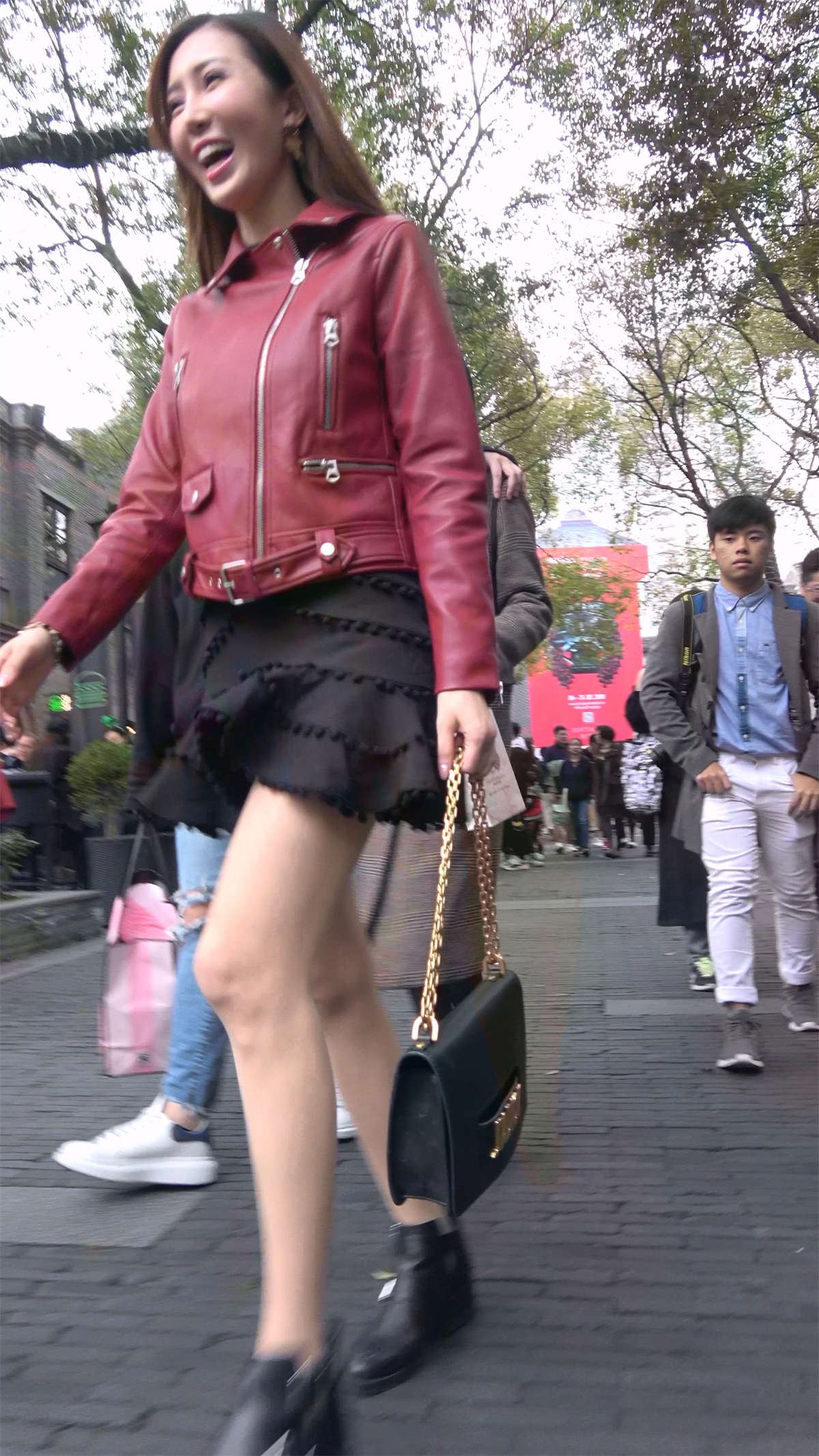红色外套丝袜美腿短裙美女