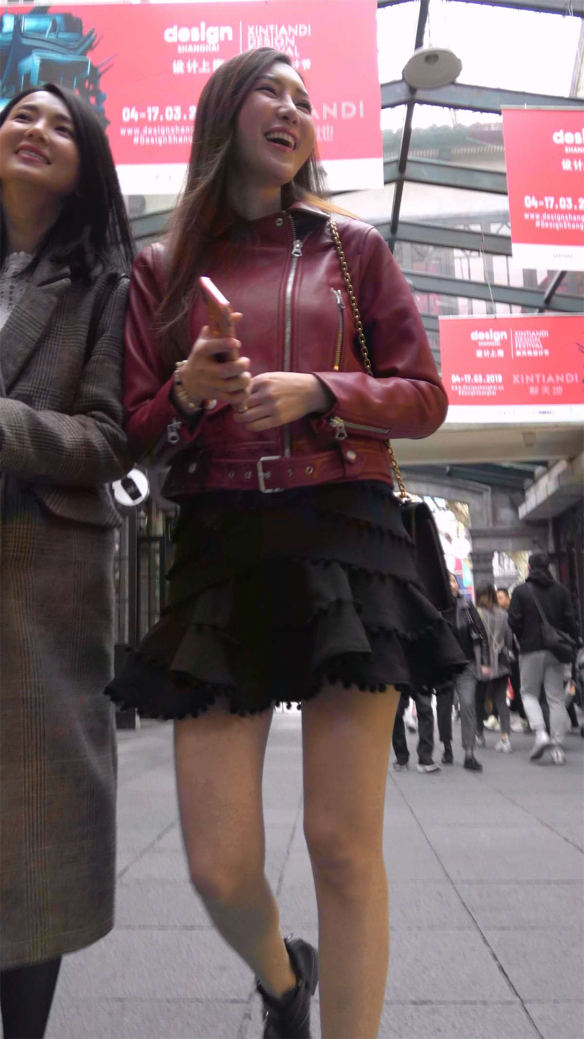 红色外套丝袜美腿短裙美女