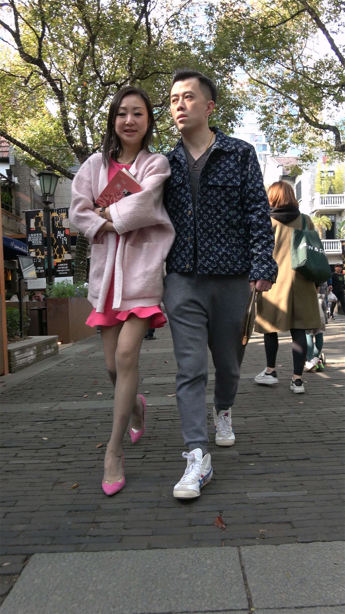 粉高跟粉裙粉衣丝袜长腿美女