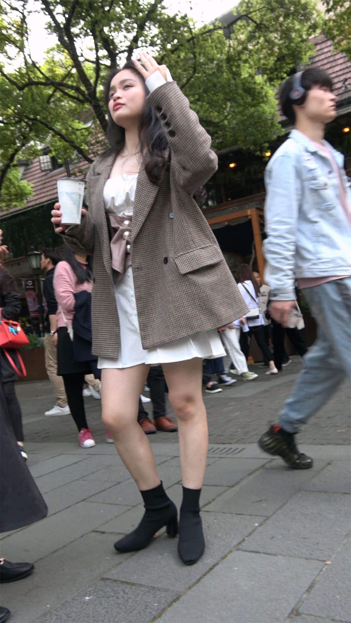 白裙美腿气质美女