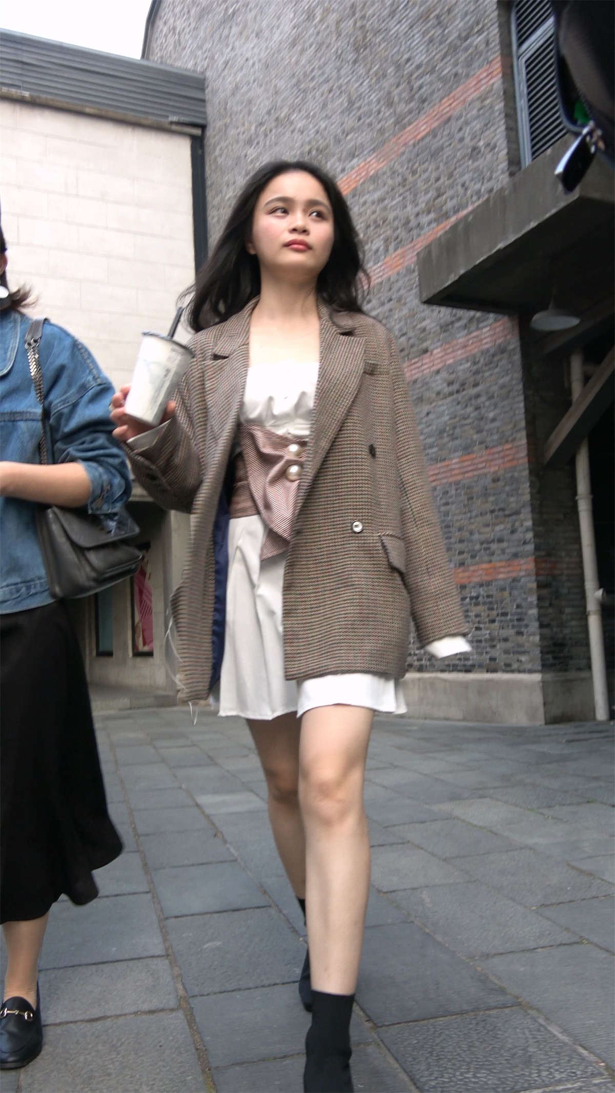 白裙美腿气质美女