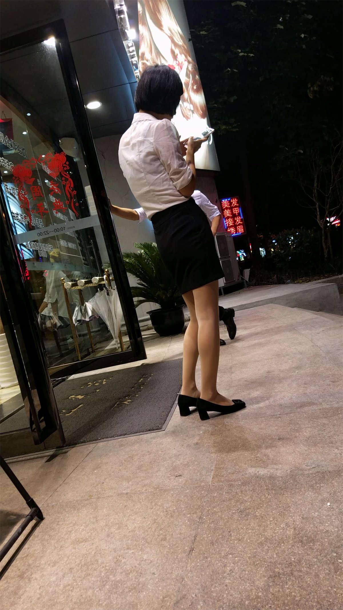 打电话的丝袜短裙MM
