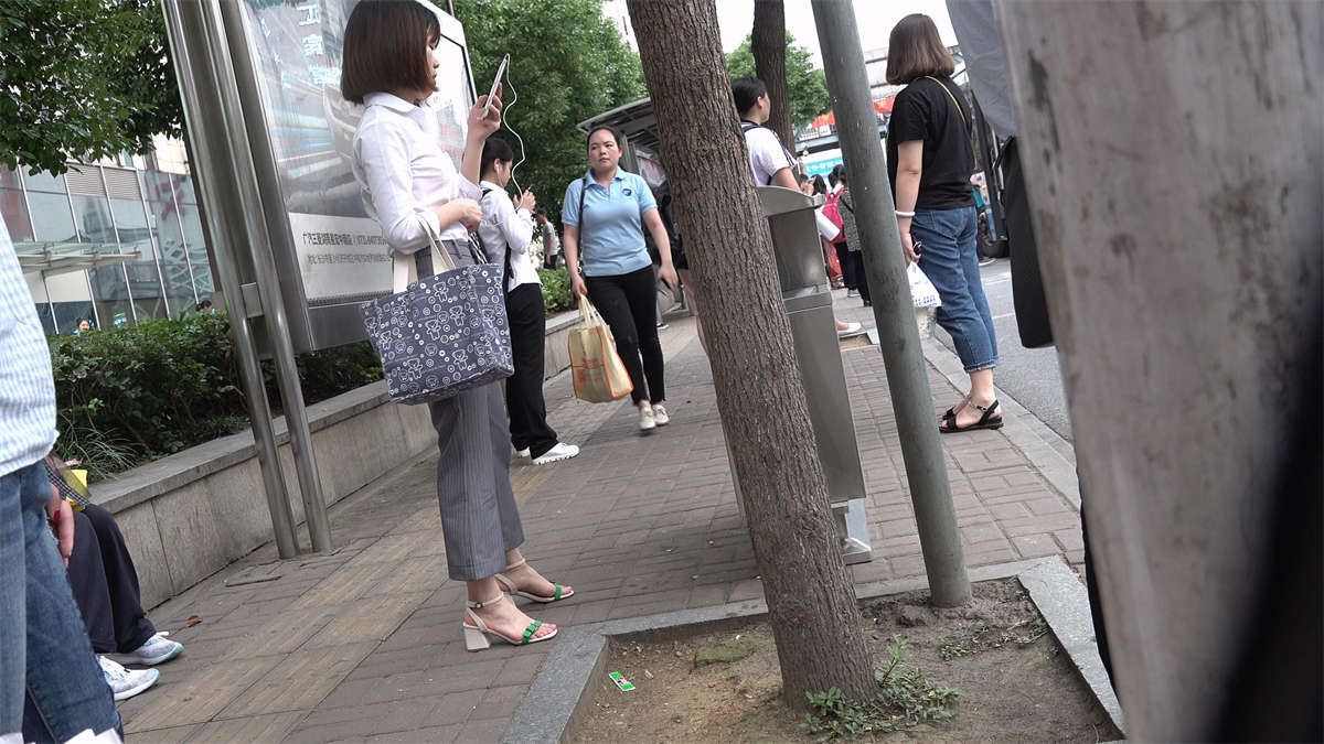 等公交的鲜嫩玉足，凉高跟MM