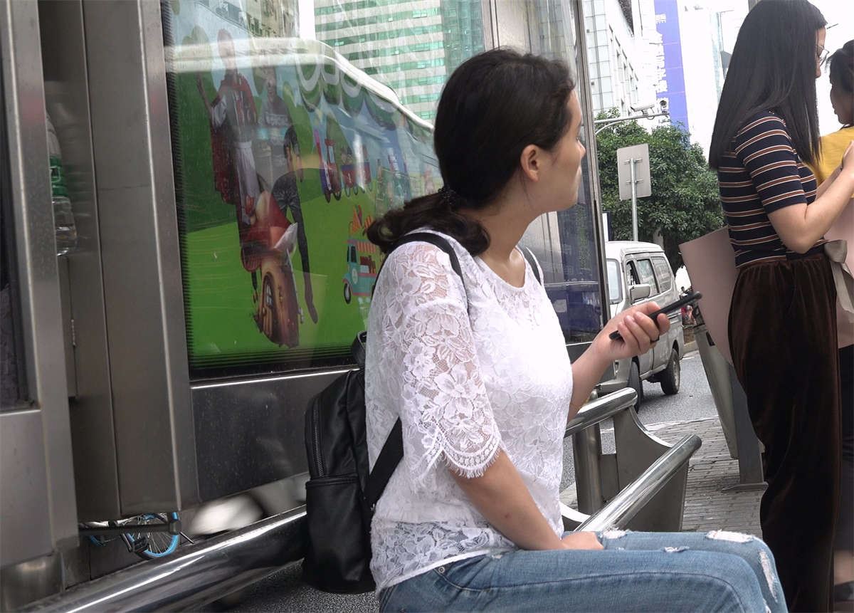 紧身牛仔美眉的凉高跟美足
