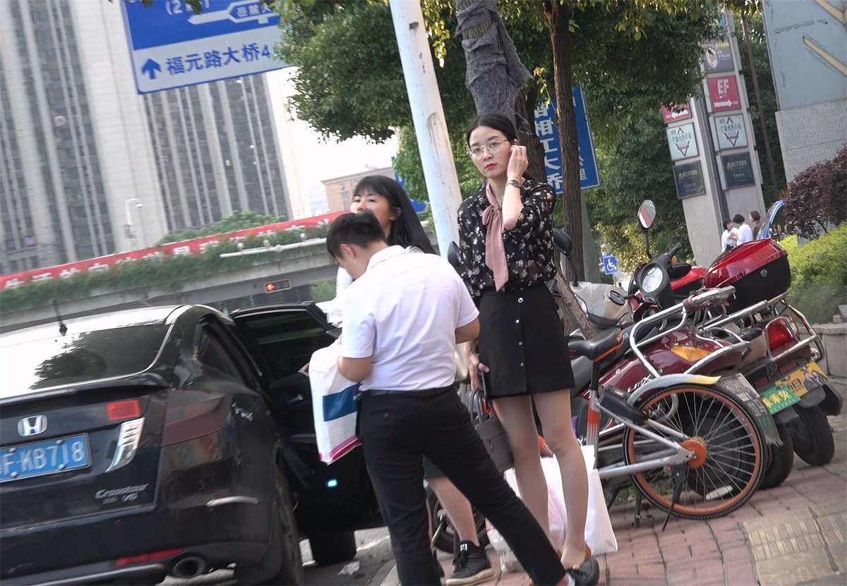 红唇眼镜妹