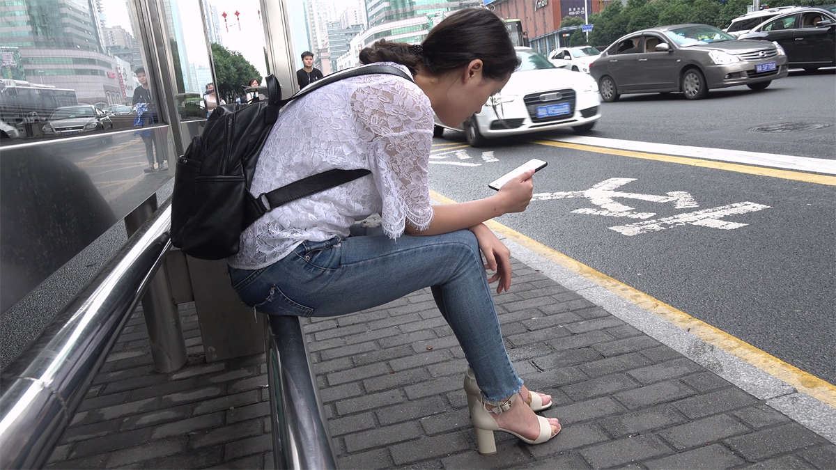 紧身牛仔美眉的凉高跟美足