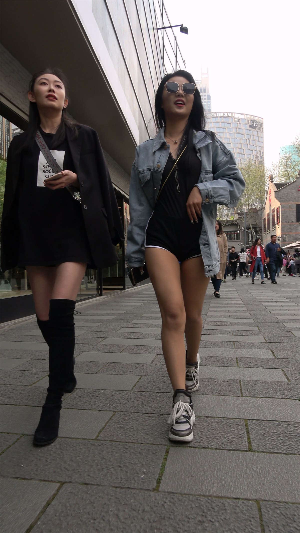 美女姐妹俩逛街