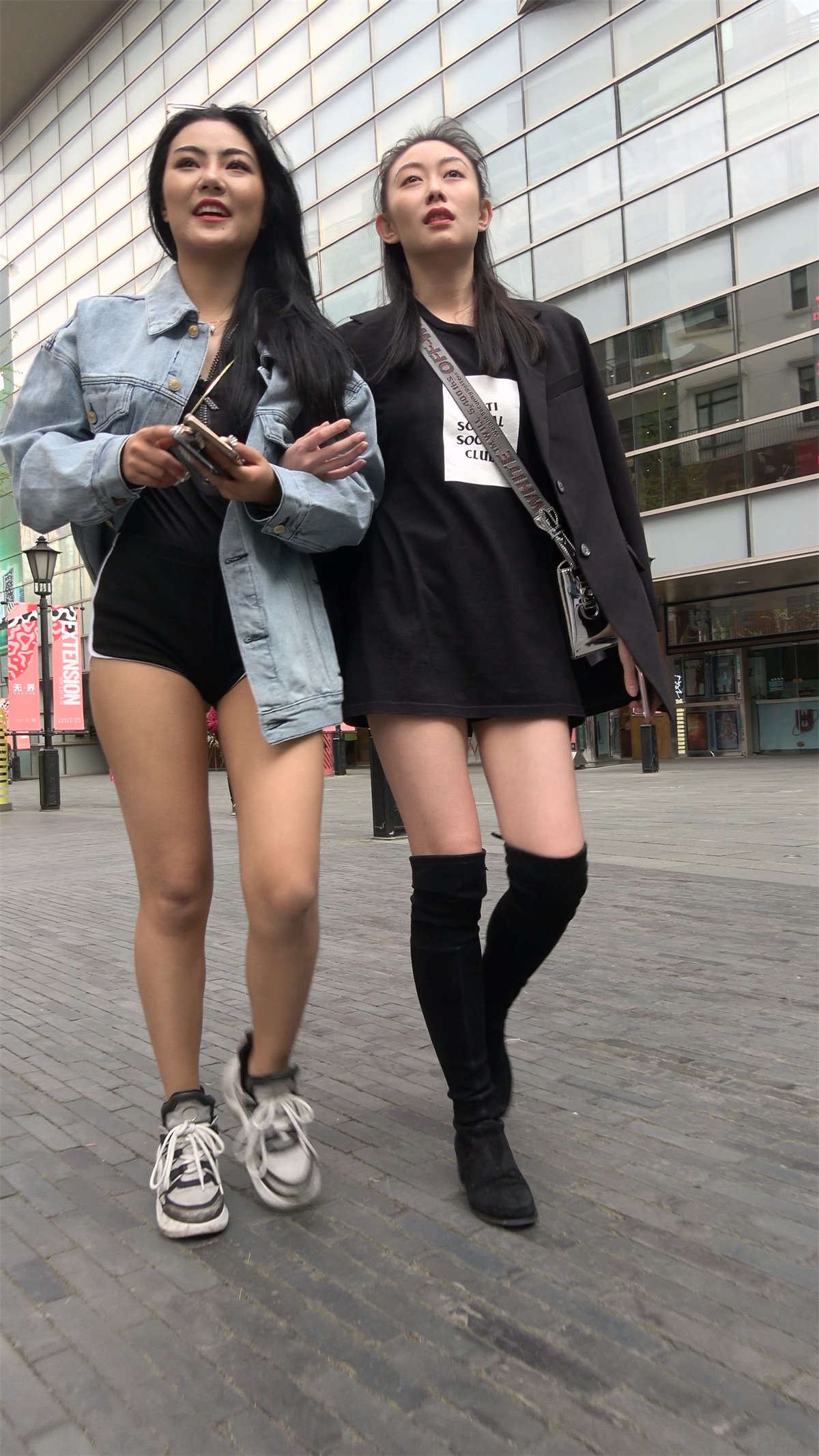 美女姐妹俩逛街