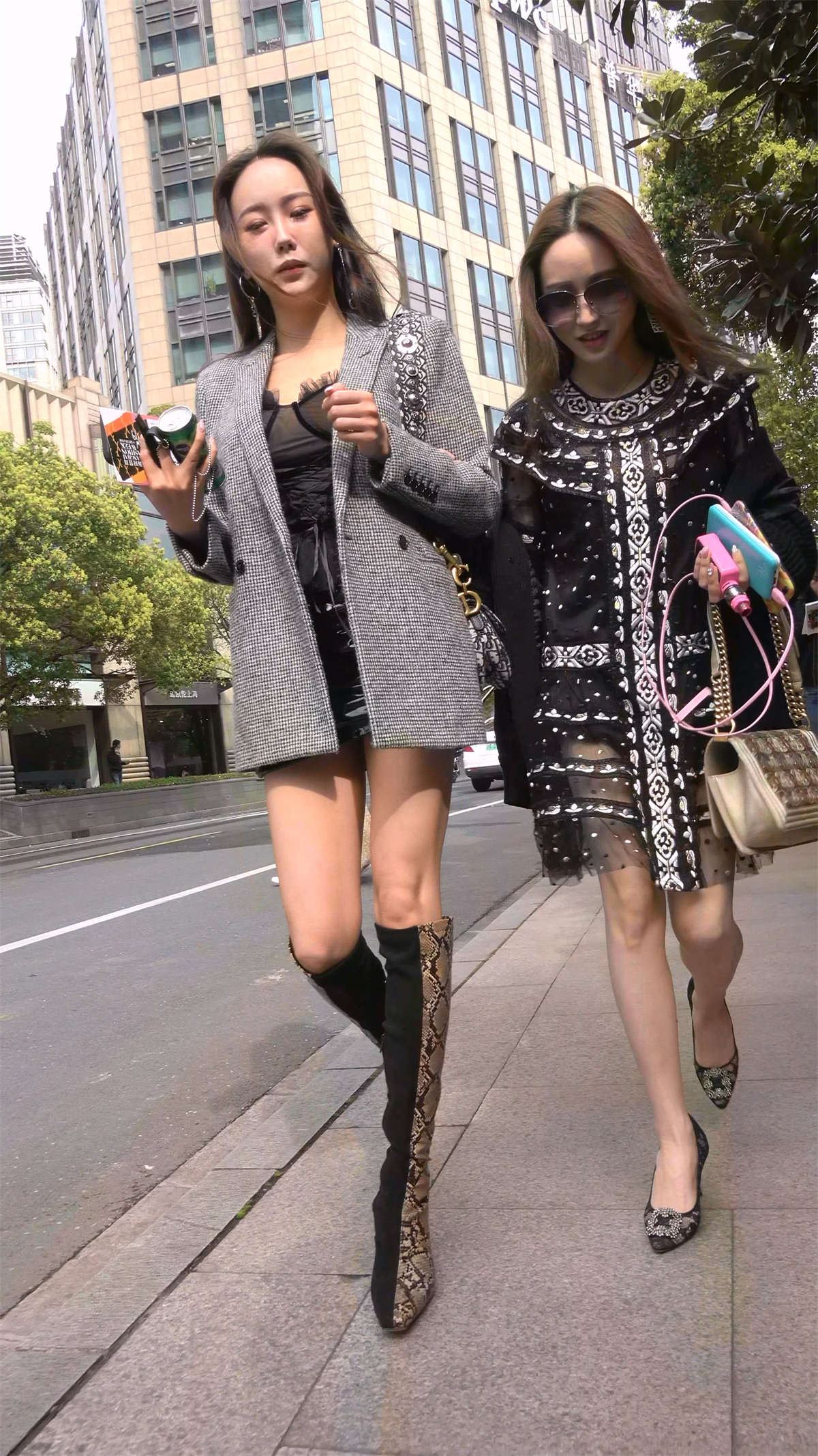 又见一位蟒蛇皮长靴美女