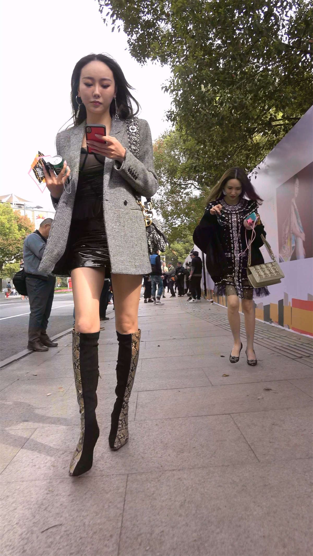 又见一位蟒蛇皮长靴美女