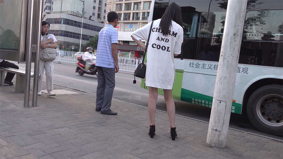 等公交的凉高跟小姐姐皱起了眉头