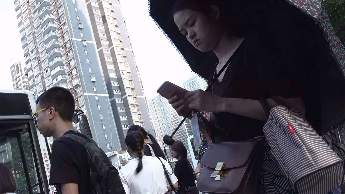 偶遇白嫩的美足人字拖少女
