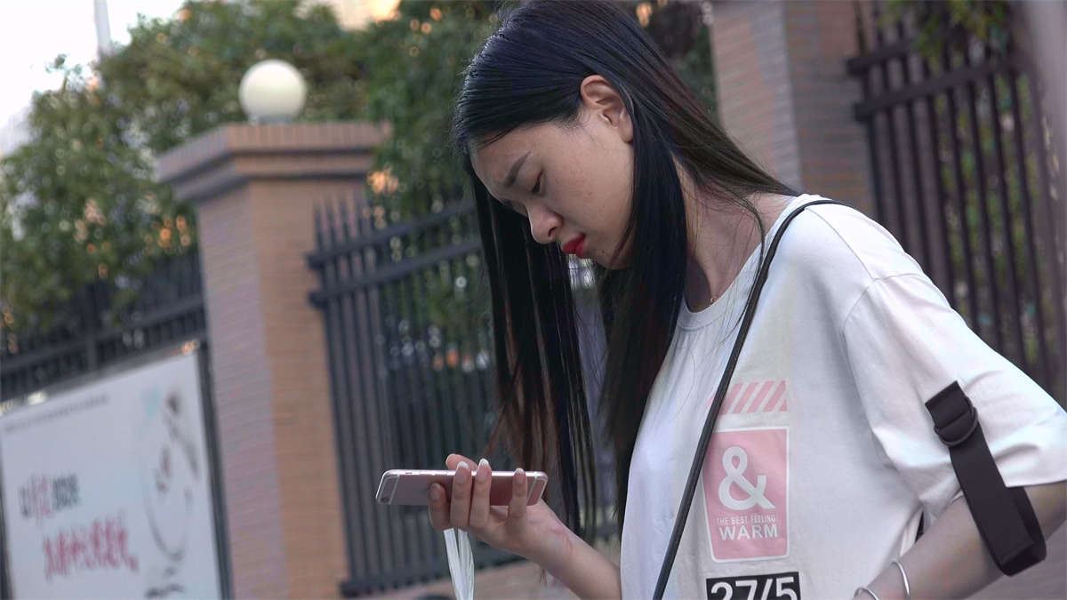 等公交的凉高跟小姐姐皱起了眉头