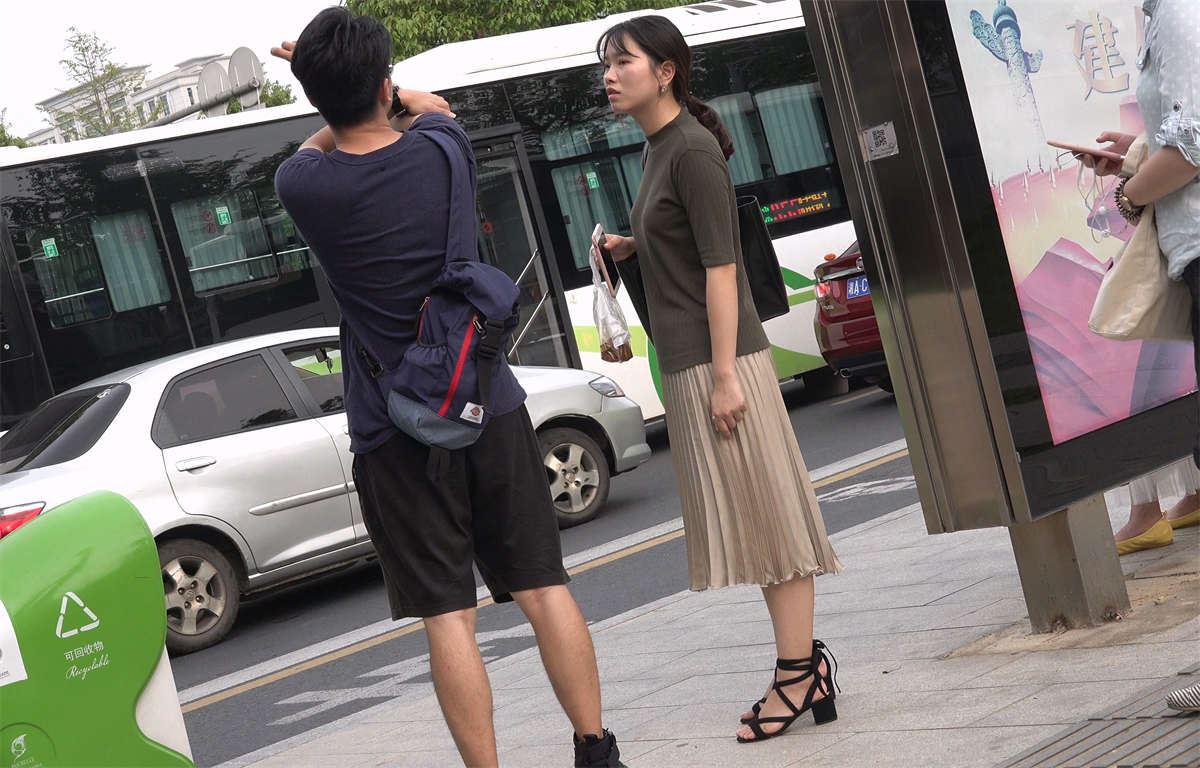 长裙，凉高，美足 美女等公交