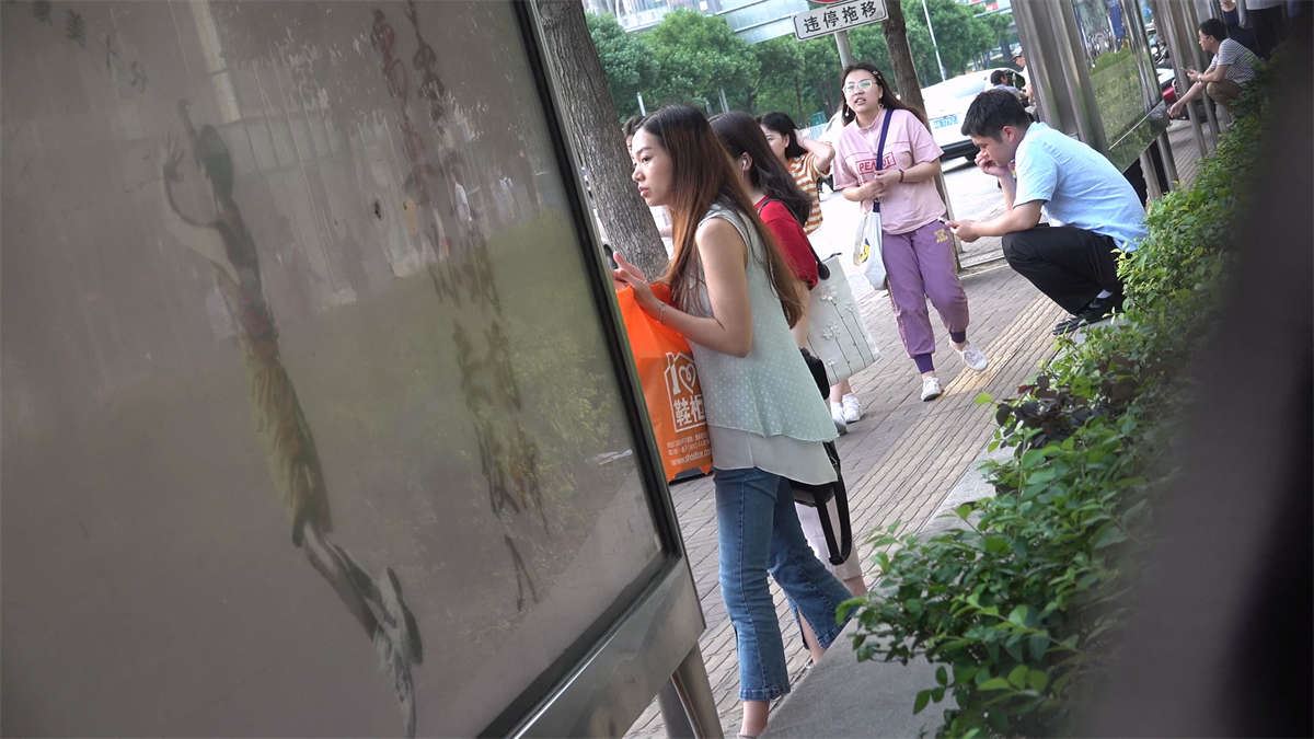 凉高跟，粉嫩玉足，牛仔紧身气质美女
