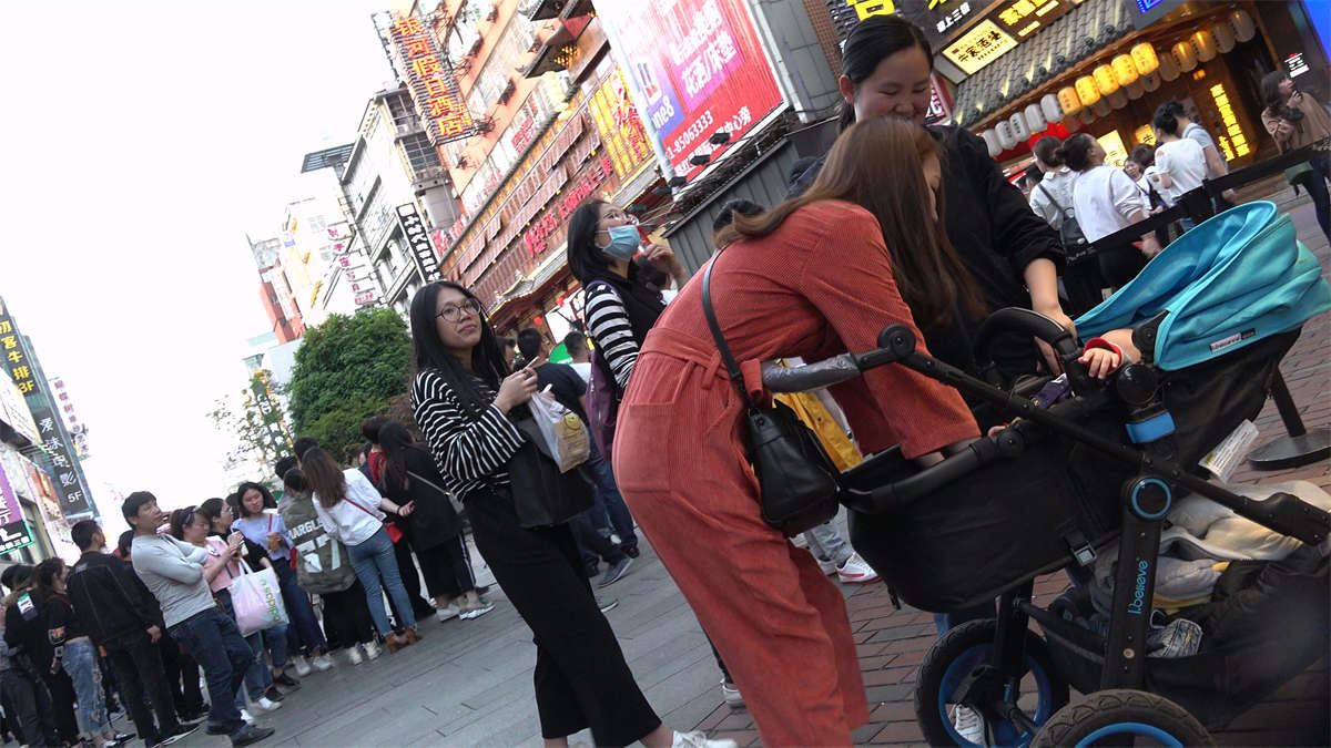 小平鞋白嫩美足气质美女
