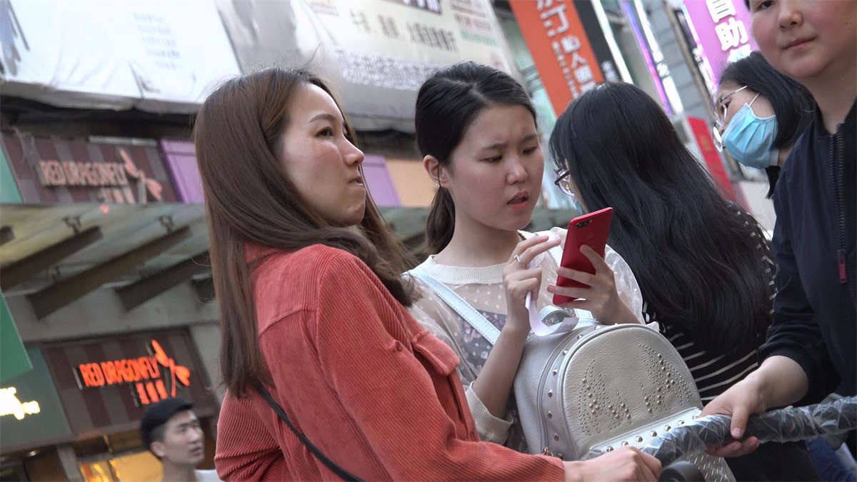 小平鞋白嫩美足气质美女