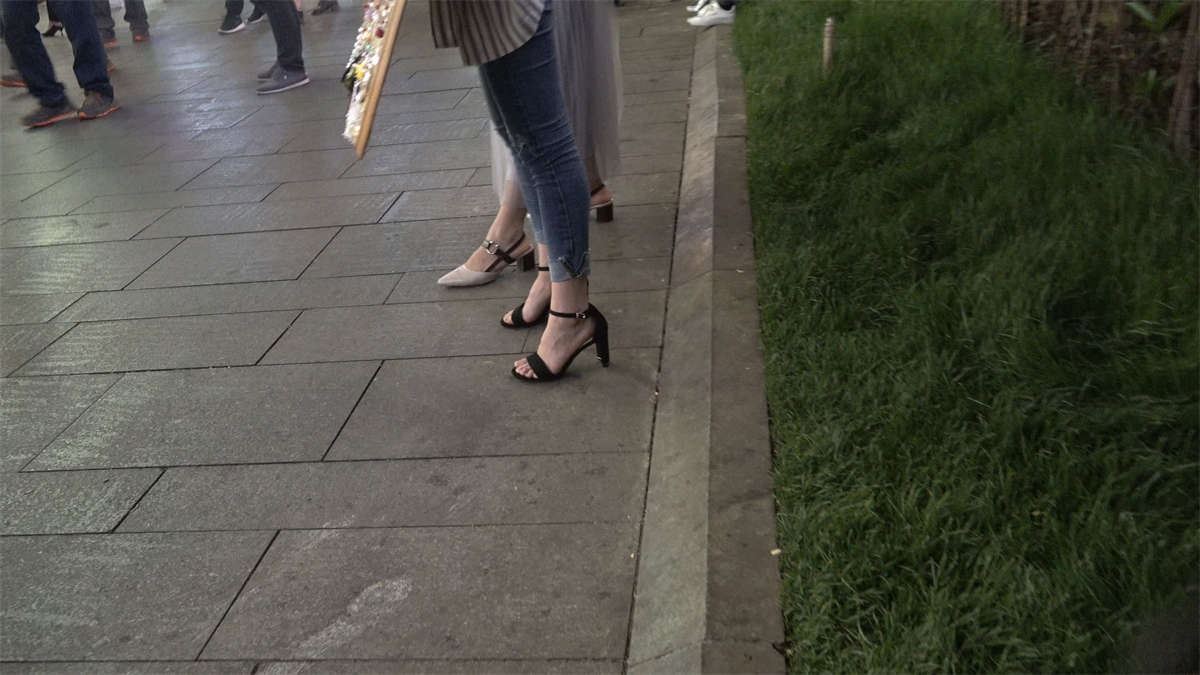 紧身牛仔高跟美足美女