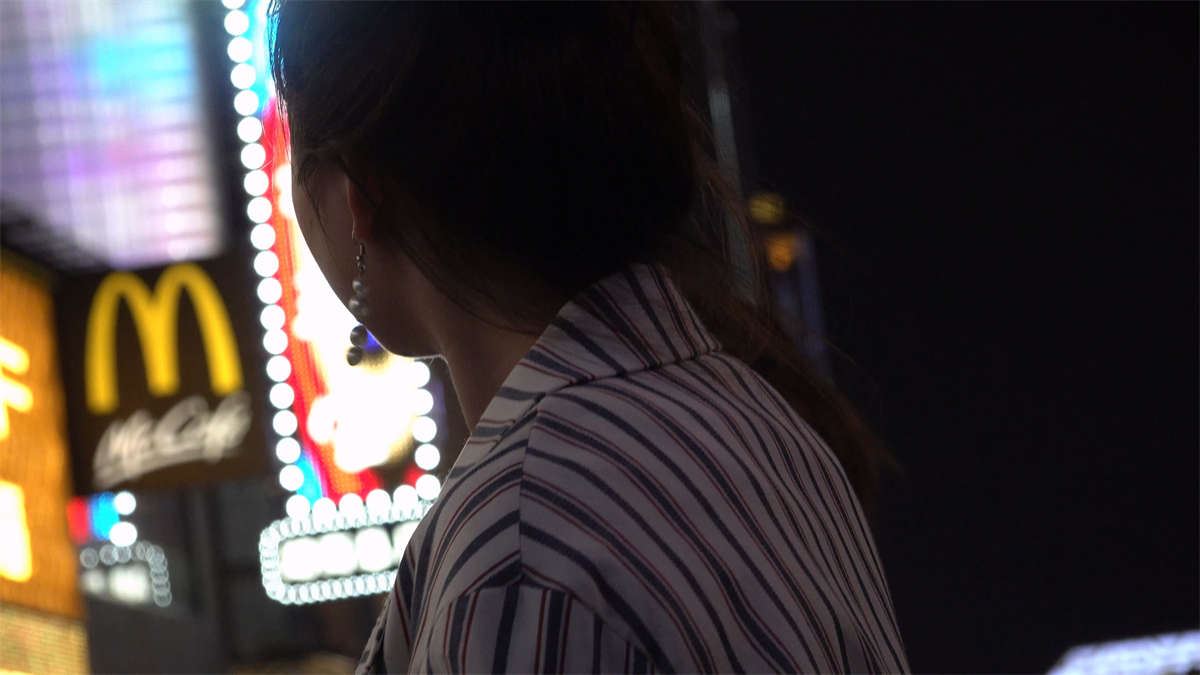 紧身牛仔高跟美足美女