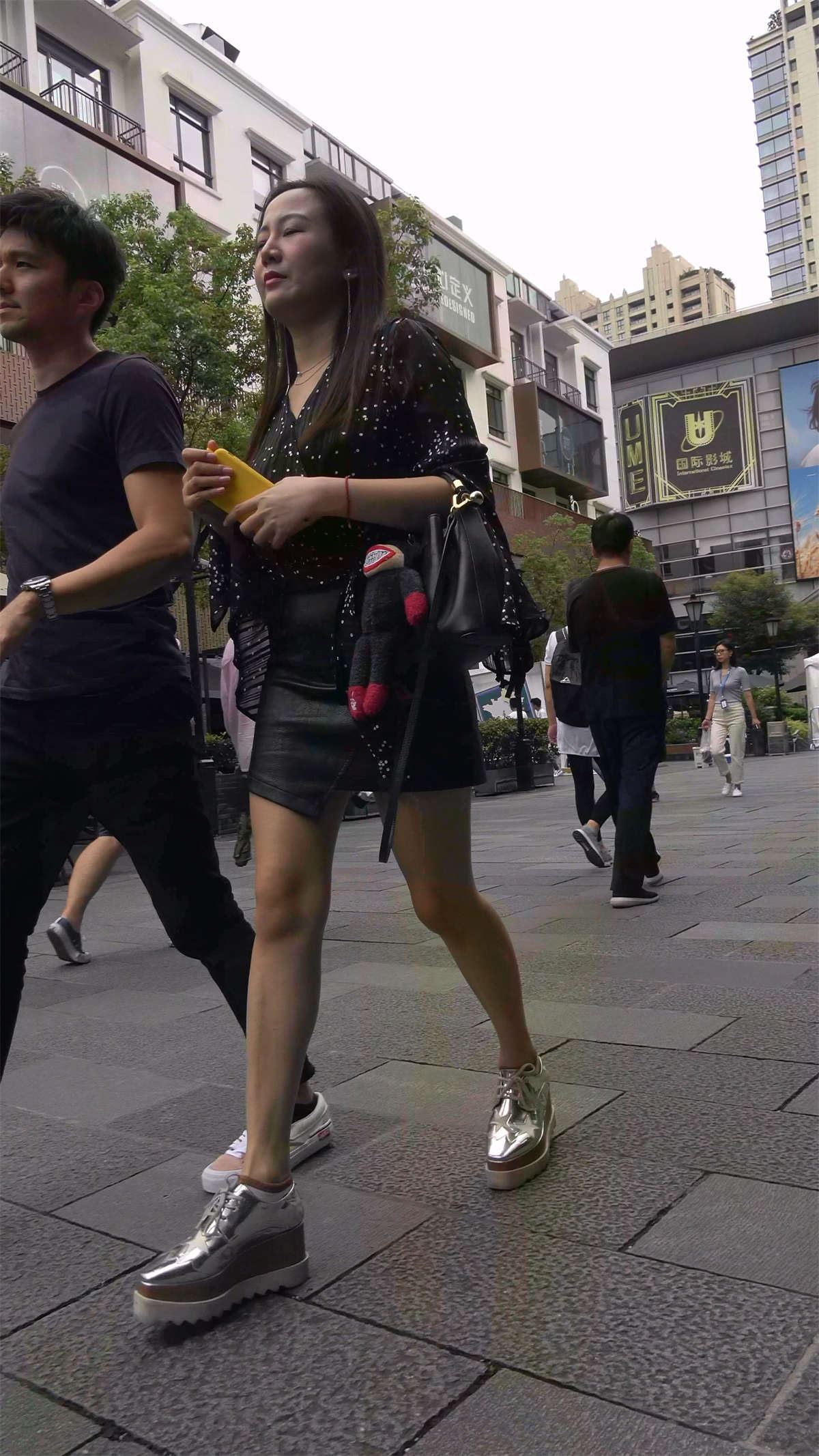 黑色宽松衬衫皮裤MM