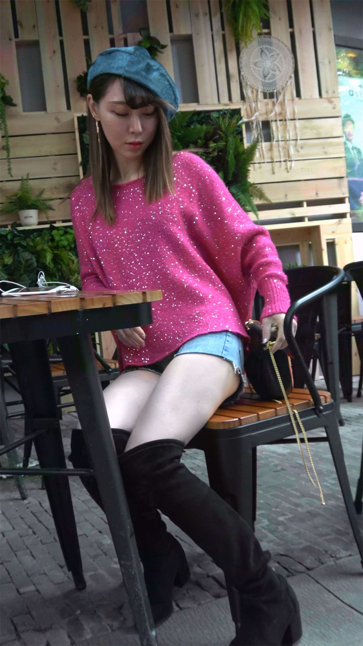 时尚打扮气色不错的热裤美腿美女