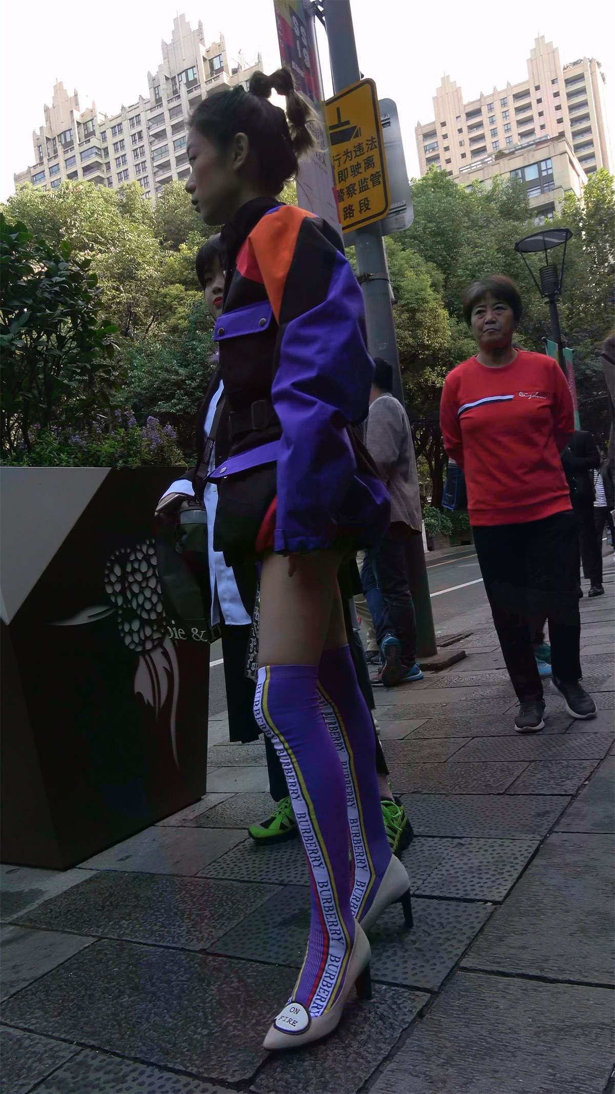 穿衣打扮有点另类的高跟美女
