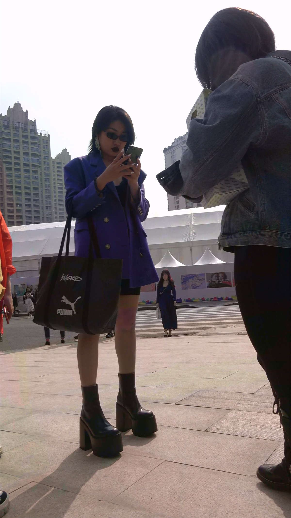 蓝色外套美女的皮鞋有点太大了吧