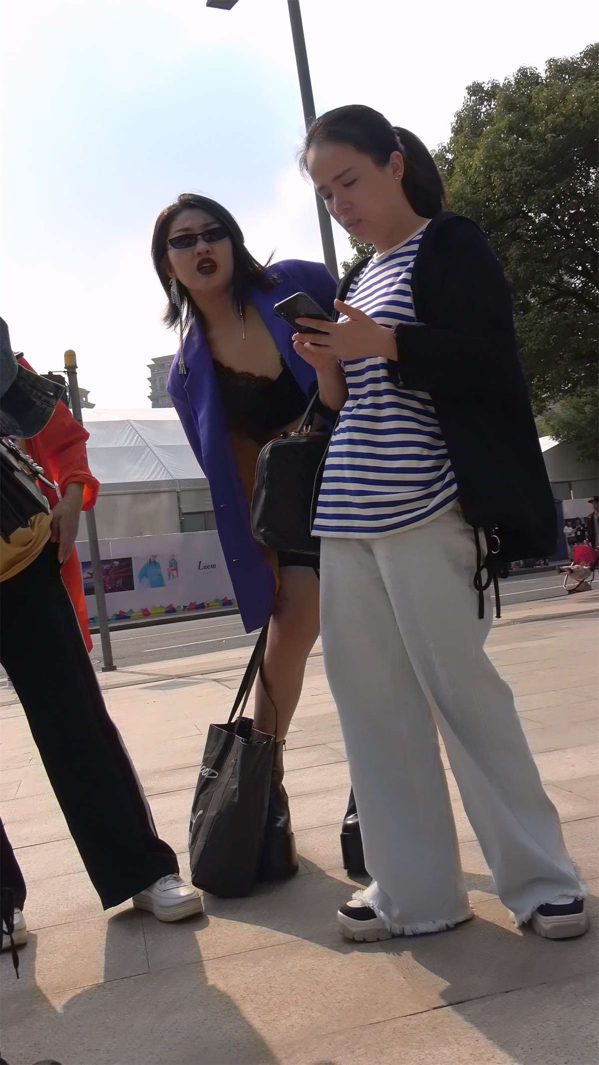 蓝色外套美女的皮鞋有点太大了吧