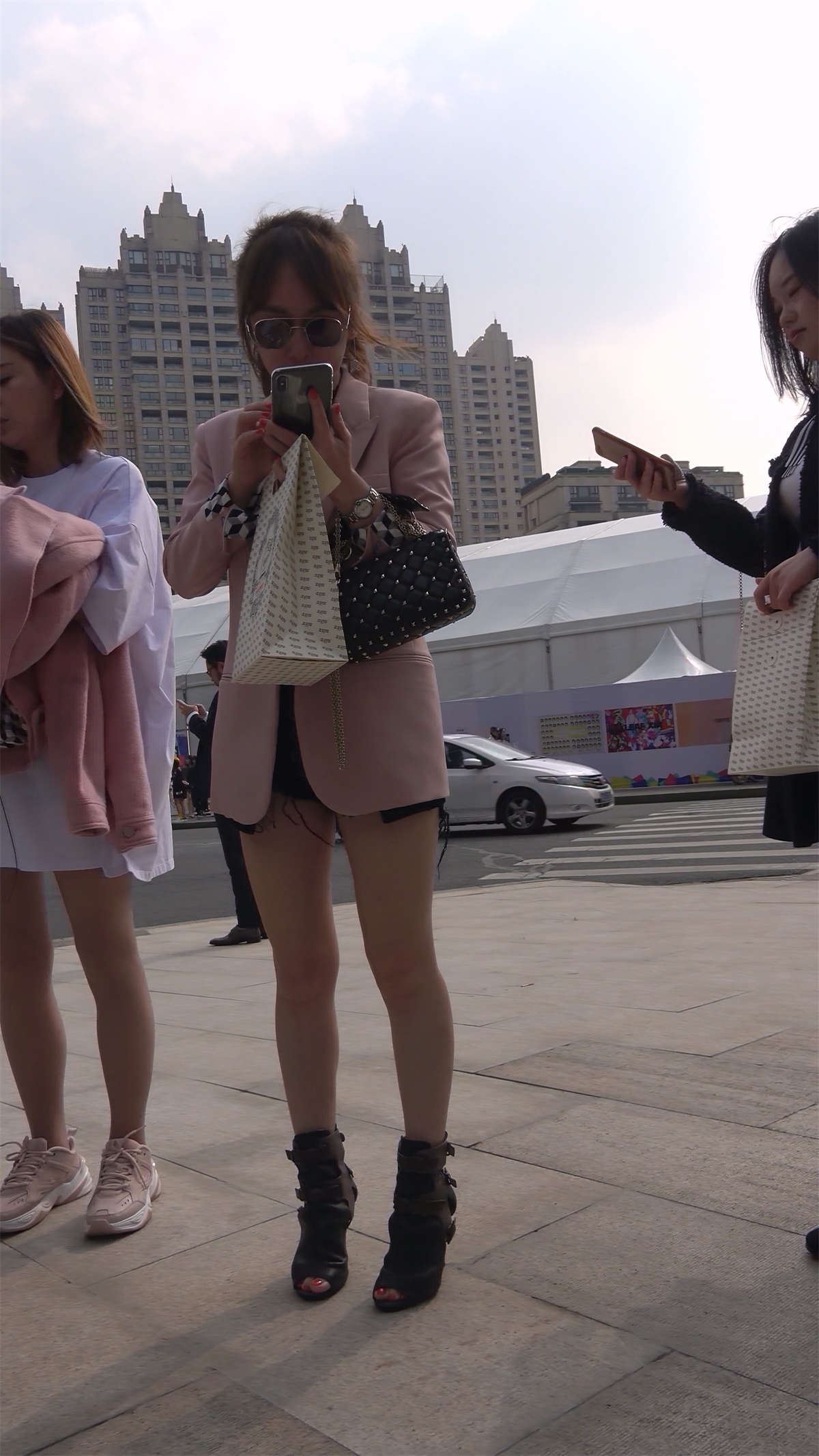 粉色西装外套美腿热裤气质美女