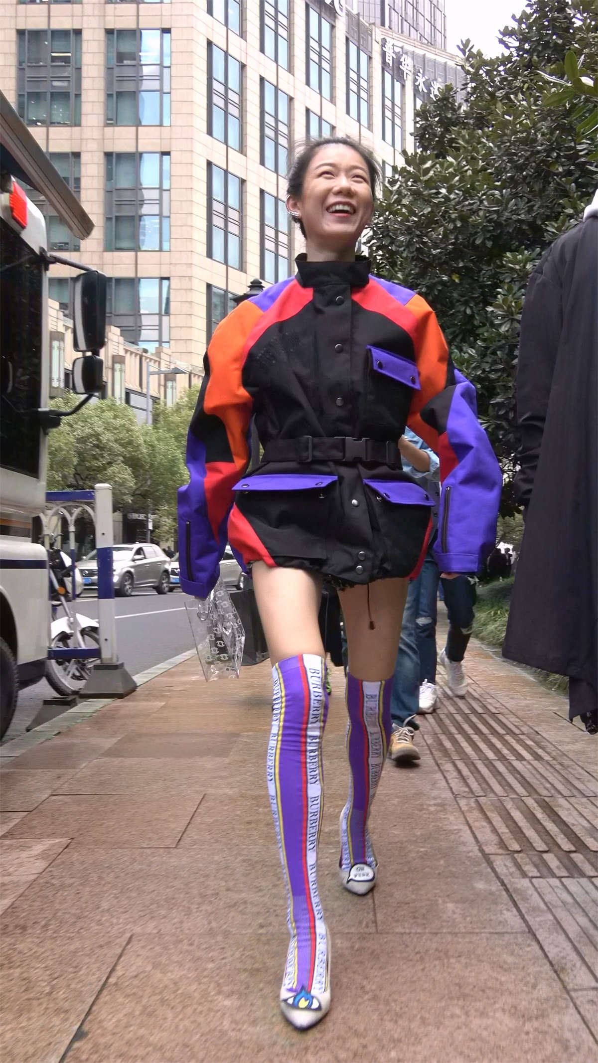 穿衣打扮有点另类的高跟美女