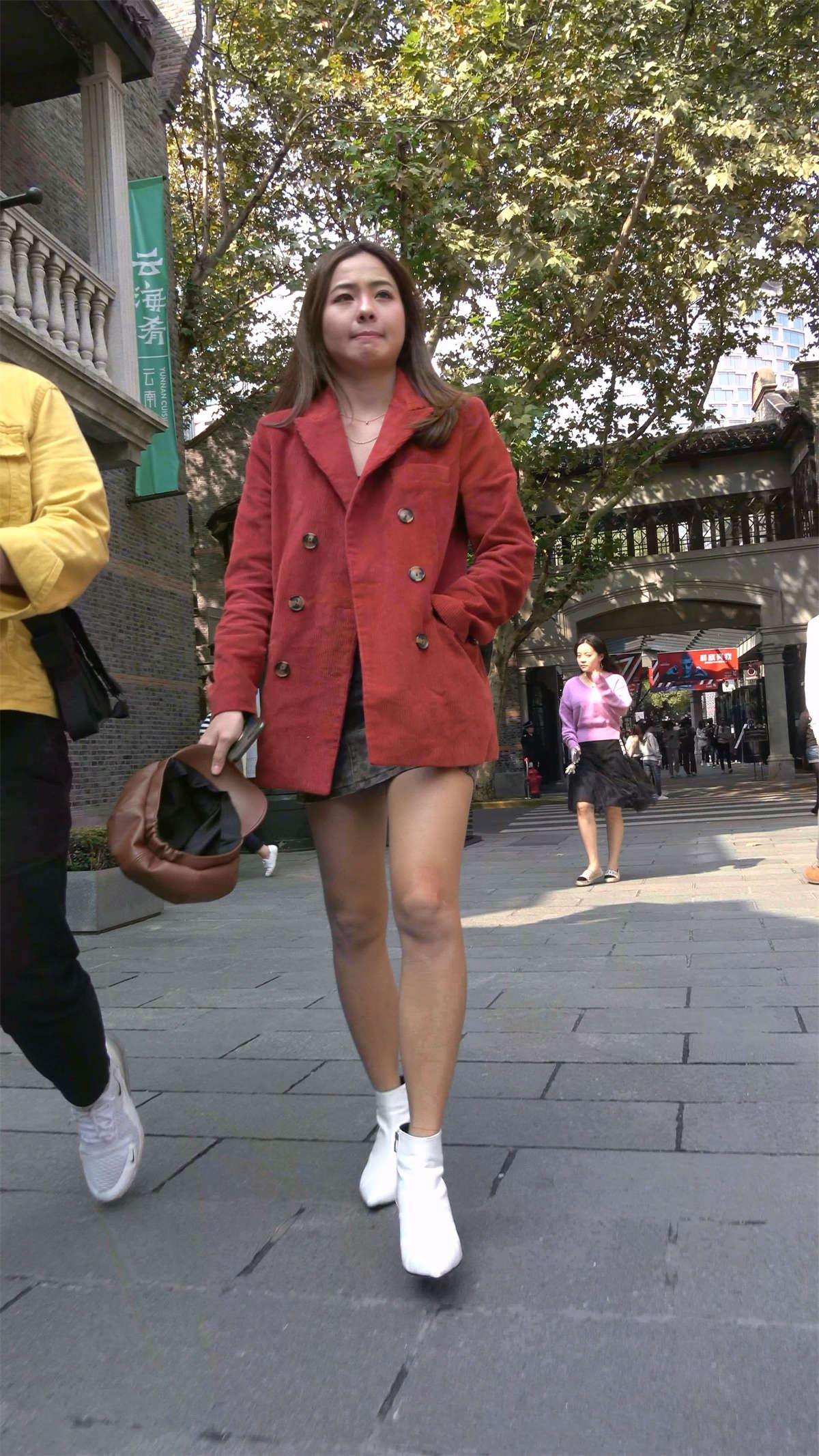 很有气质的红色外套美腿美女