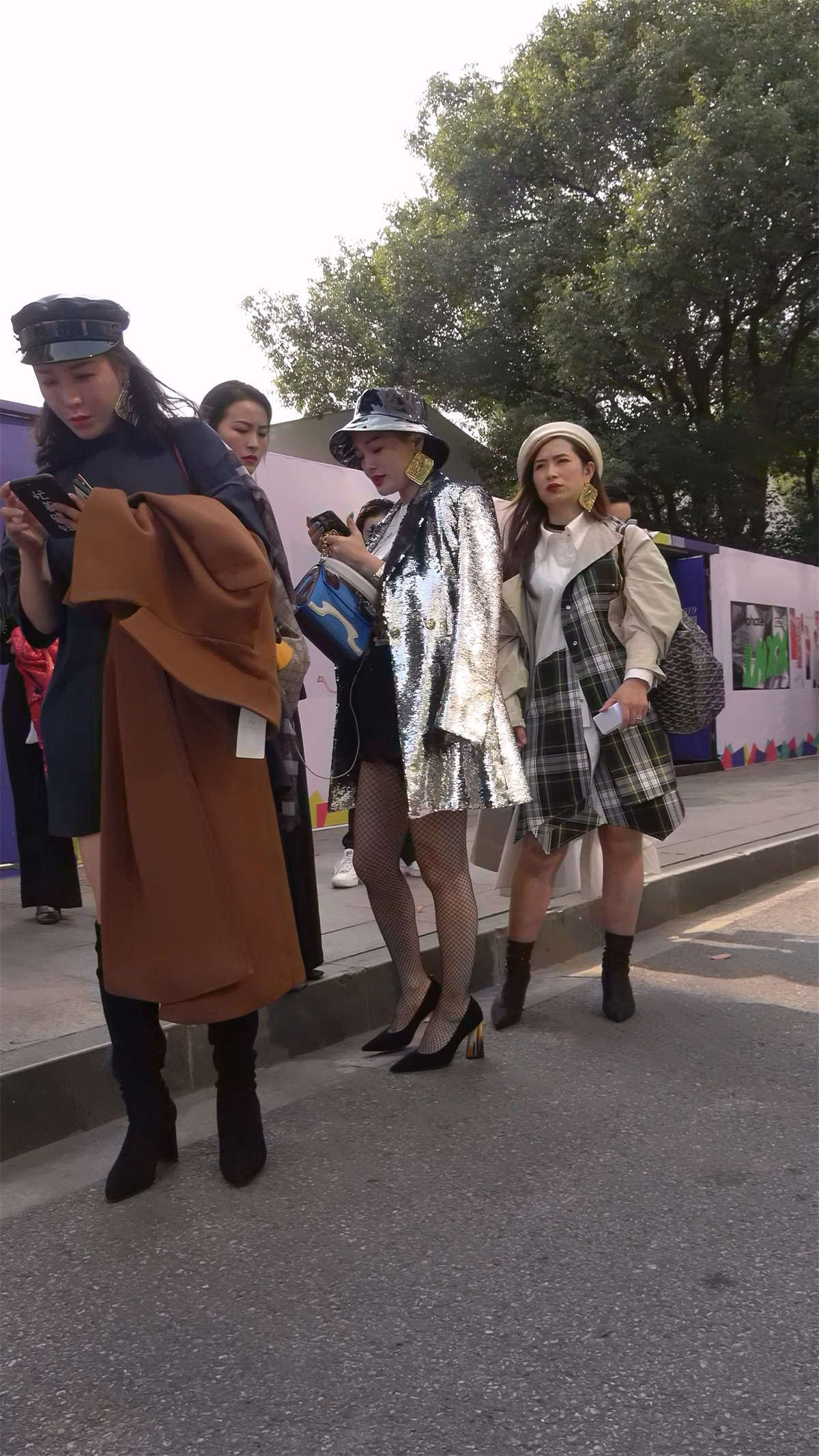 高跟美腿网袜 美女这身打扮很霸气