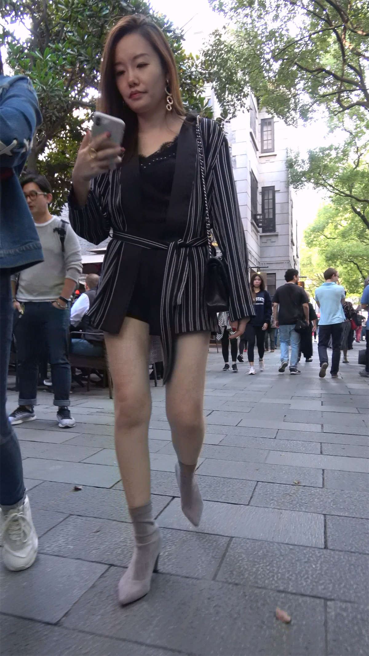 非常有气质的街拍美腿条纹裙美女姐姐