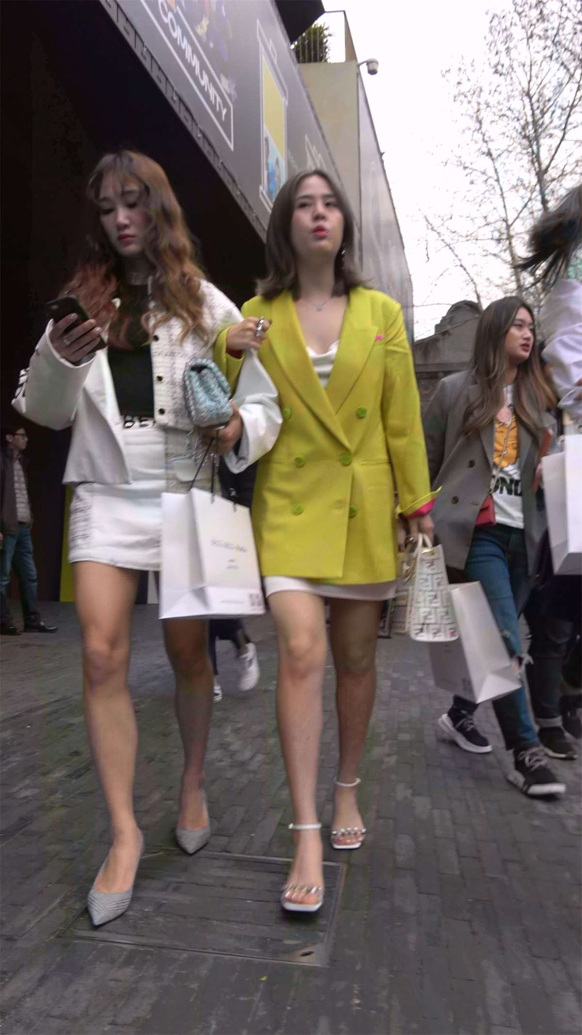 小西装外套美腿姐妹俩