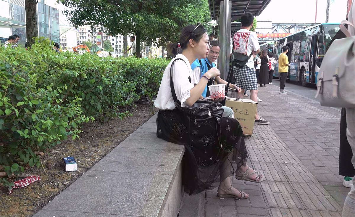 金色鱼嘴高跟鞋白净的美足MM