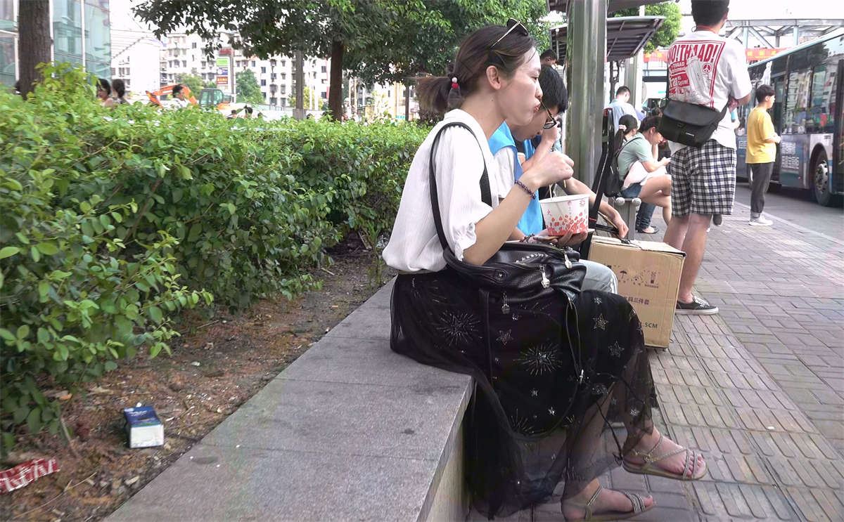 金色鱼嘴高跟鞋白净的美足MM