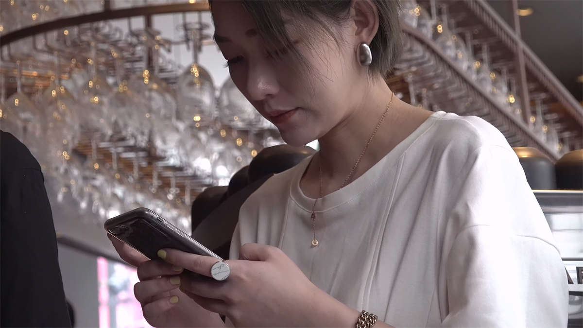 短发美白的玉足姐姐