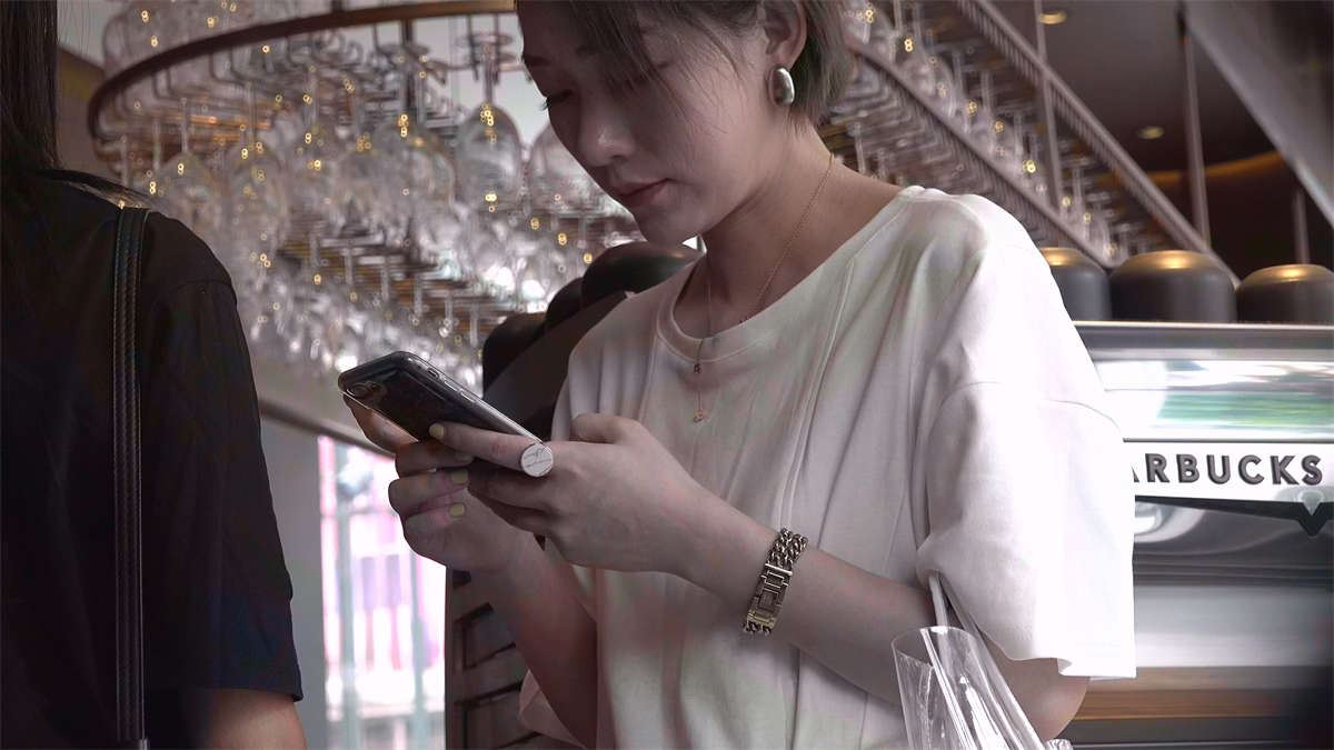 短发美白的玉足姐姐